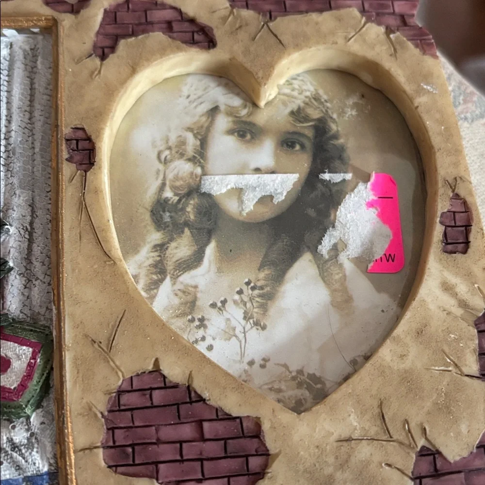 Vintage Style Heart Photo Frame with Floral Design
